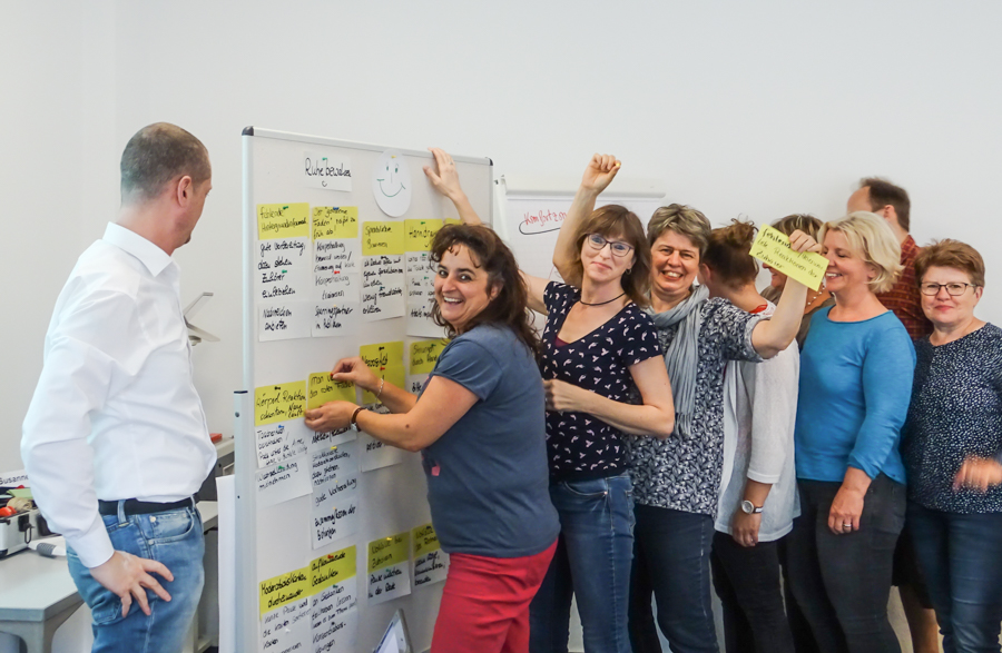 Betreuungsdienstleitungen mit Spaß an der Metaplanwand