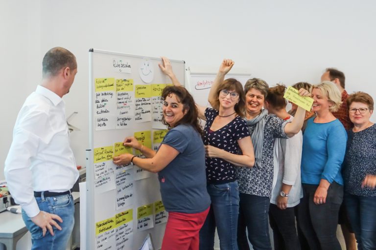 Betreuungsdienstleitungen mit Spaß an der Metaplanwand