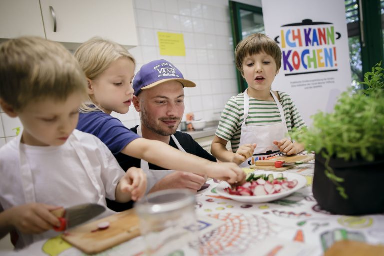 Sarah Wiener Stiftung in der Rheinhardswald-Grundschule Berlin. Berlin, 21.08.2019. Copyright: Thomas Trutschel/ photothek.net